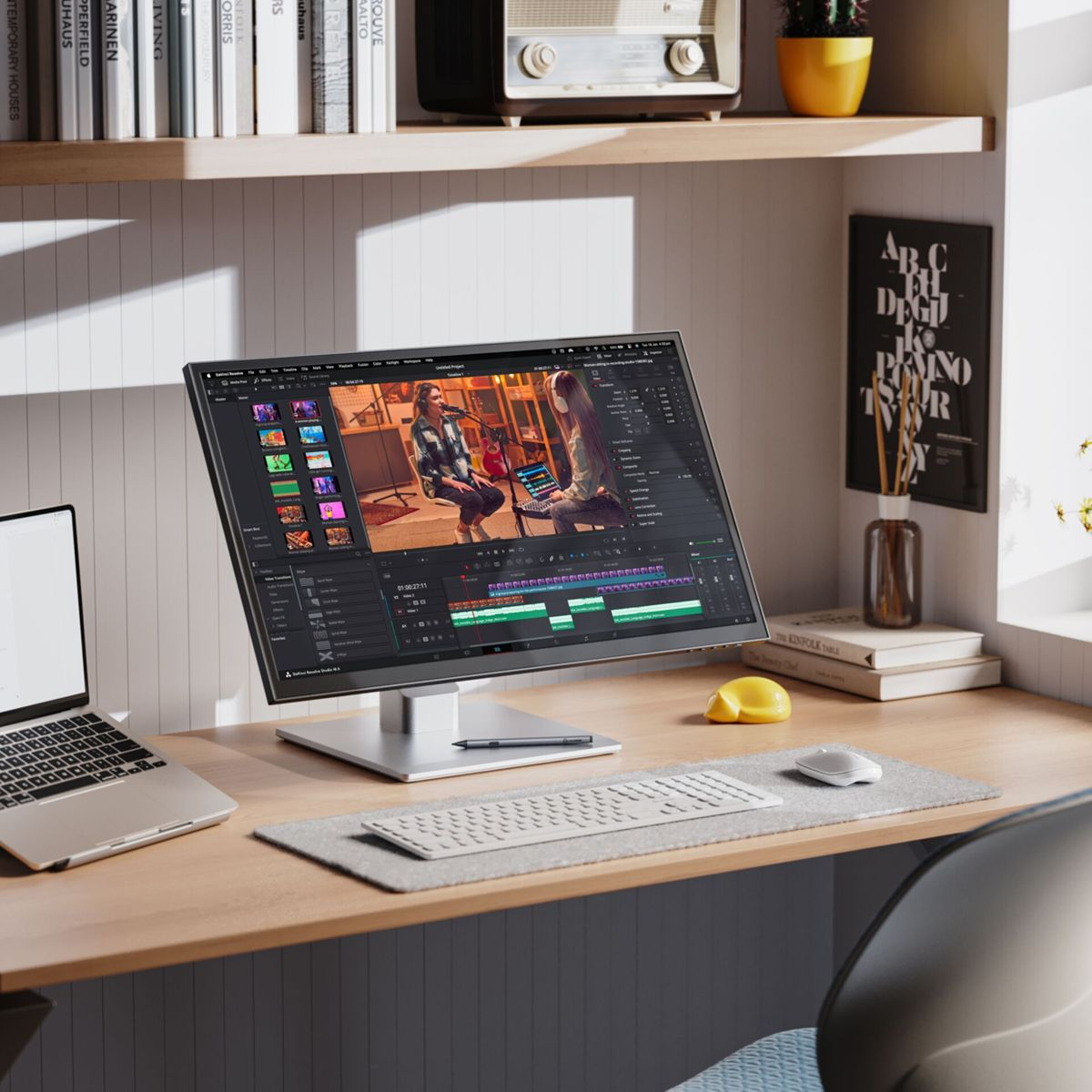 Una scrivania con un grande monitor che mostra software di editing video.