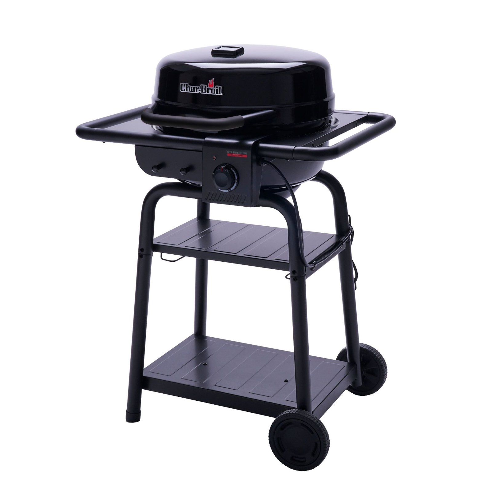 Ein schwarzer Gasgrill mit Deckel, Ablageflächen und Rädern auf weißem Hintergrund.