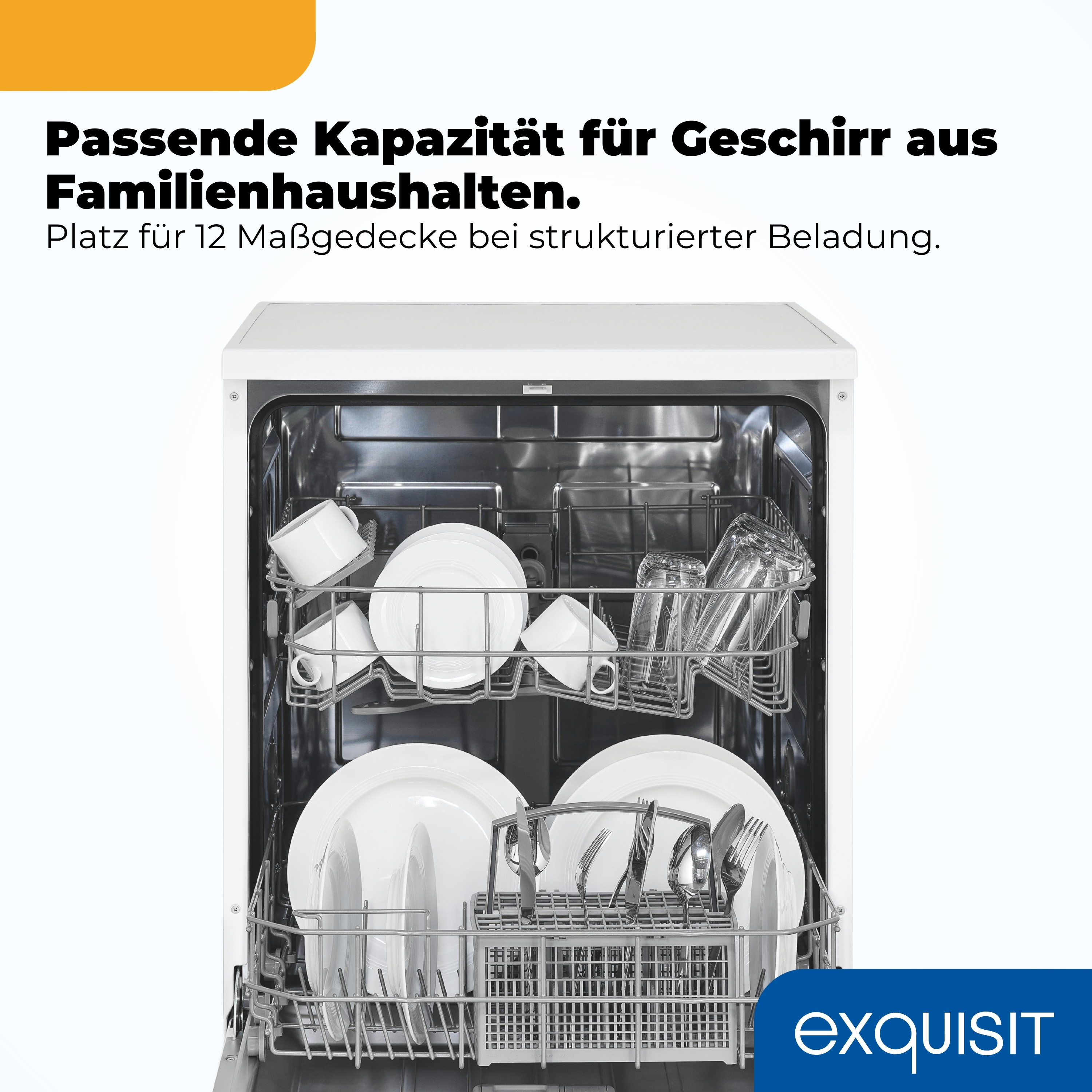Offene Spülmaschine mit vollen Körben: Teller, Tassen, Gläser und Besteck.