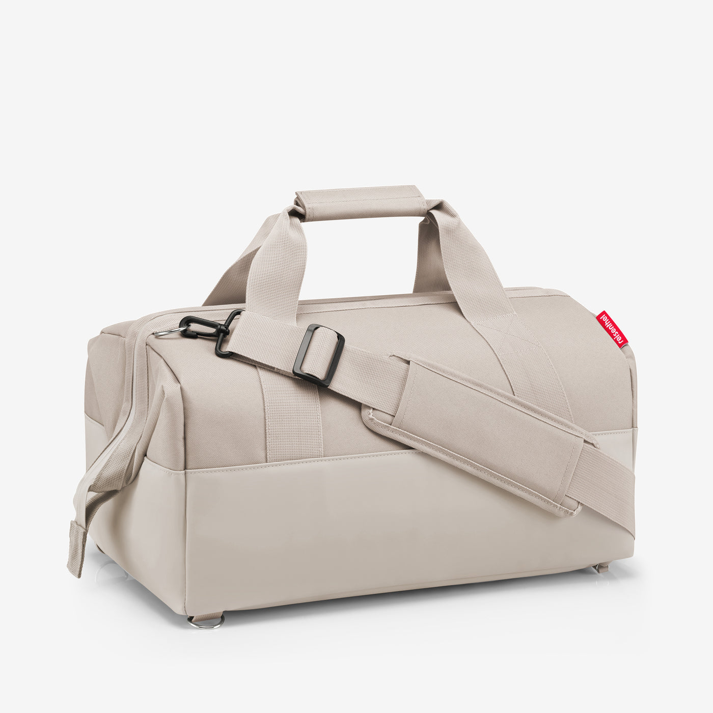 Eine beige Reisetasche mit Tragegriffen und einem Schultergurt.