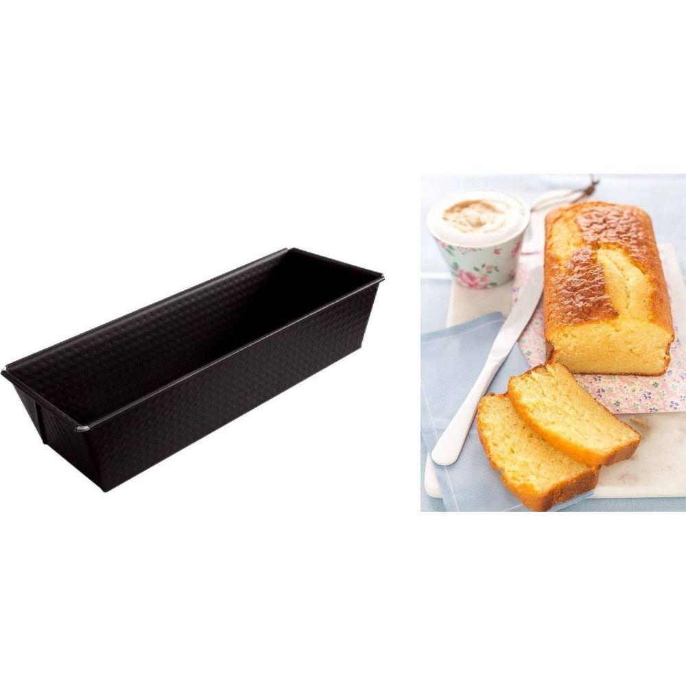 Ein rechteckiger schwarzer Backform neben einem Laib Kuchen mit zwei Scheiben.