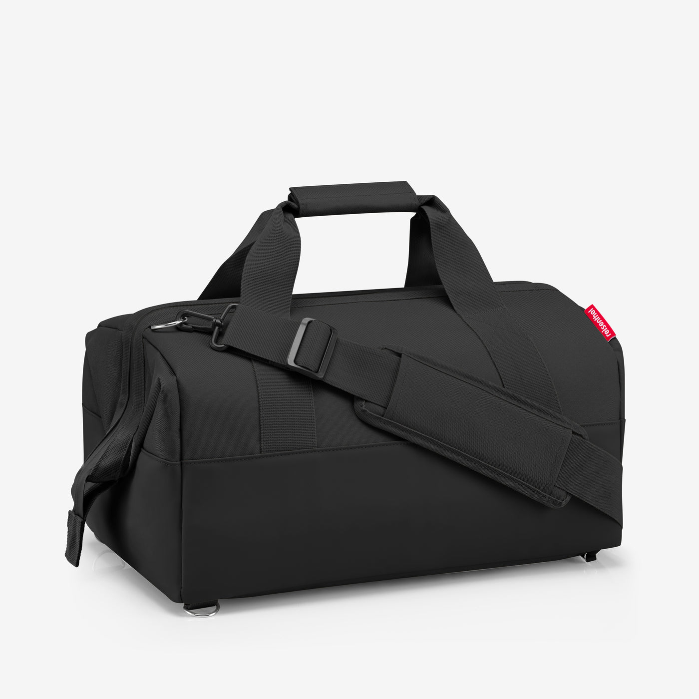 Schwarze Reisetasche mit Schultergurt und Henkeln, auf weißem Hintergrund.