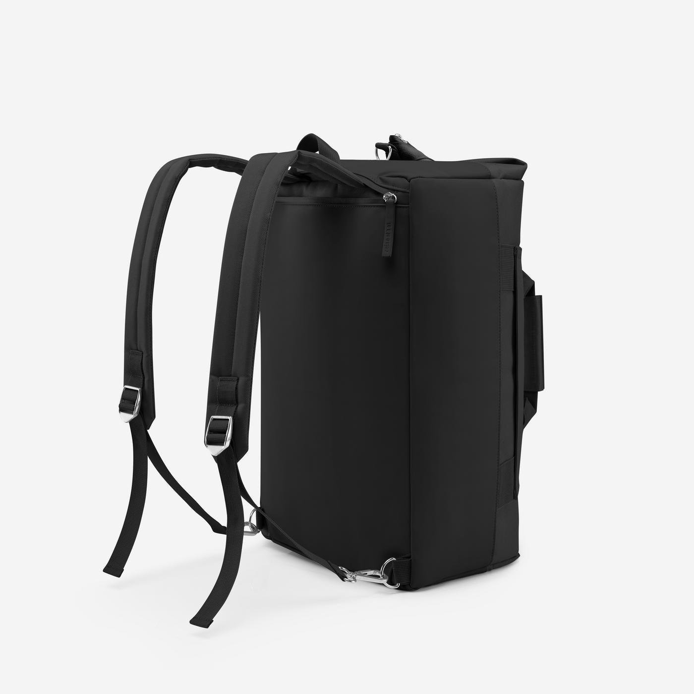 Schwarzer Rucksack mit gepolsterten Trägern und silbernen Schnallen.