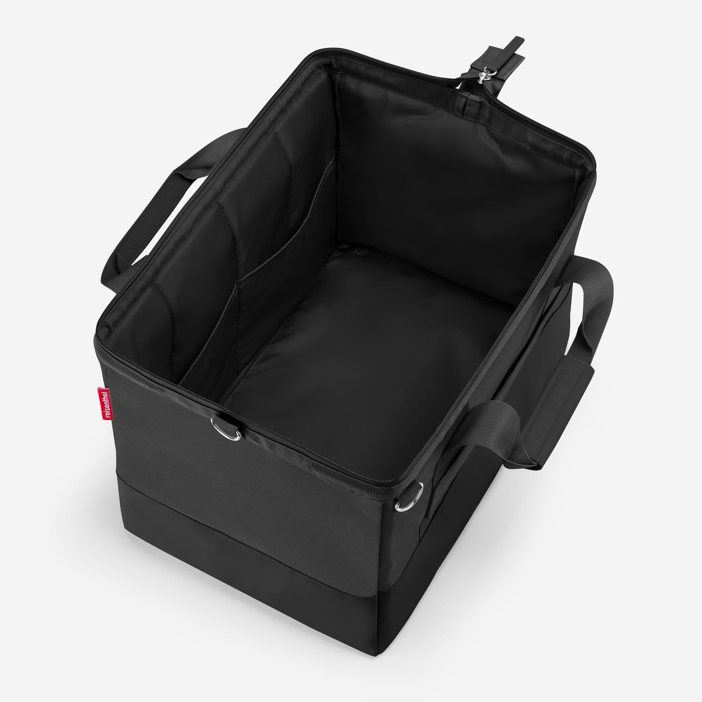 Schwarze Stofftasche mit Henkeln und mehreren Fächern, auf weißem Hintergrund.
