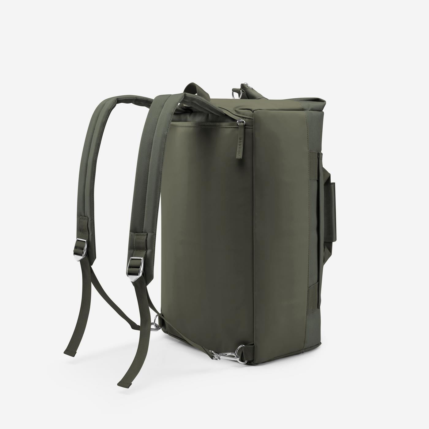 Ein grüner Rucksack mit verstellbaren Trägern und Metallverschlüssen.