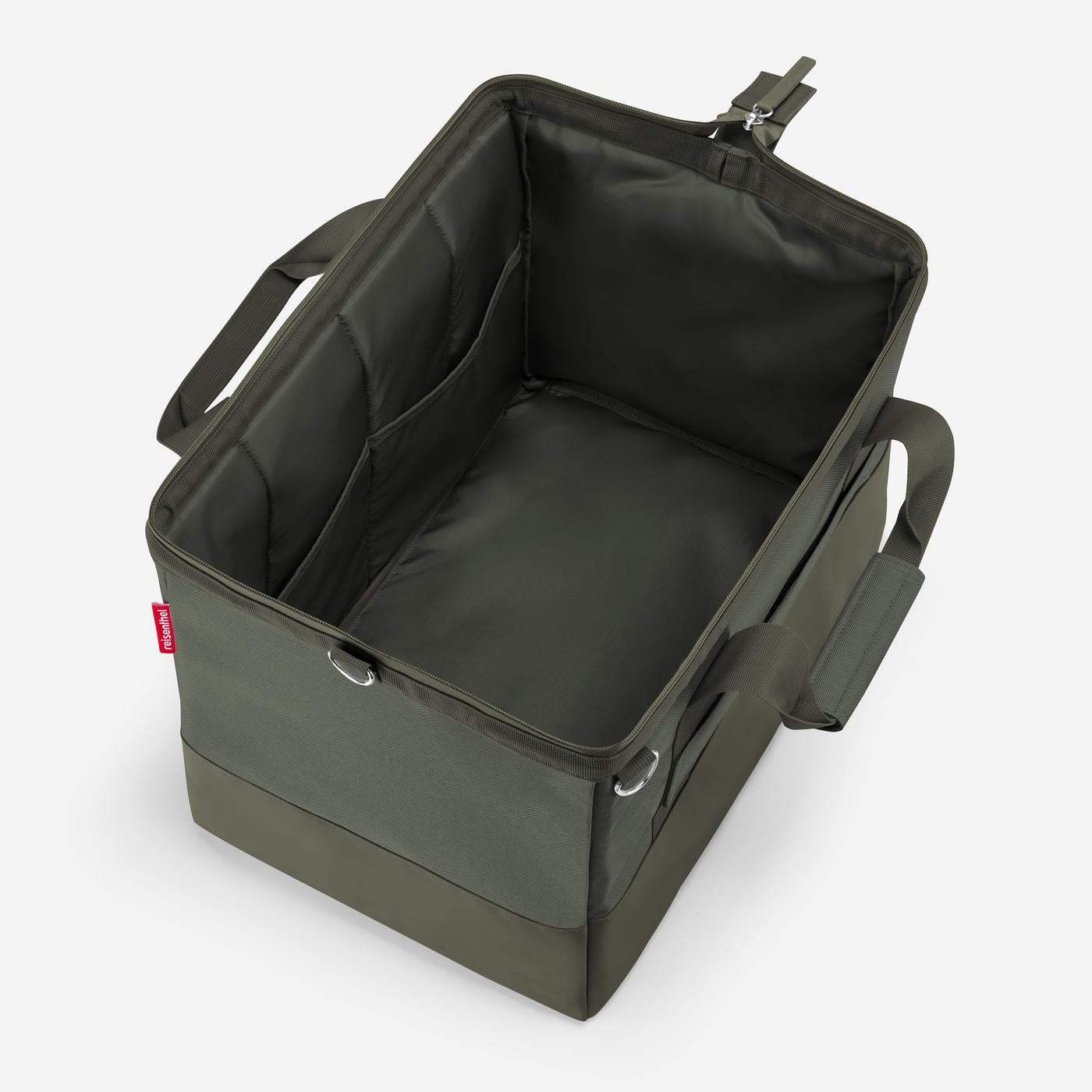 Eine offene, dunkelgrüne Stofftasche mit Henkeln und Innenfächern.