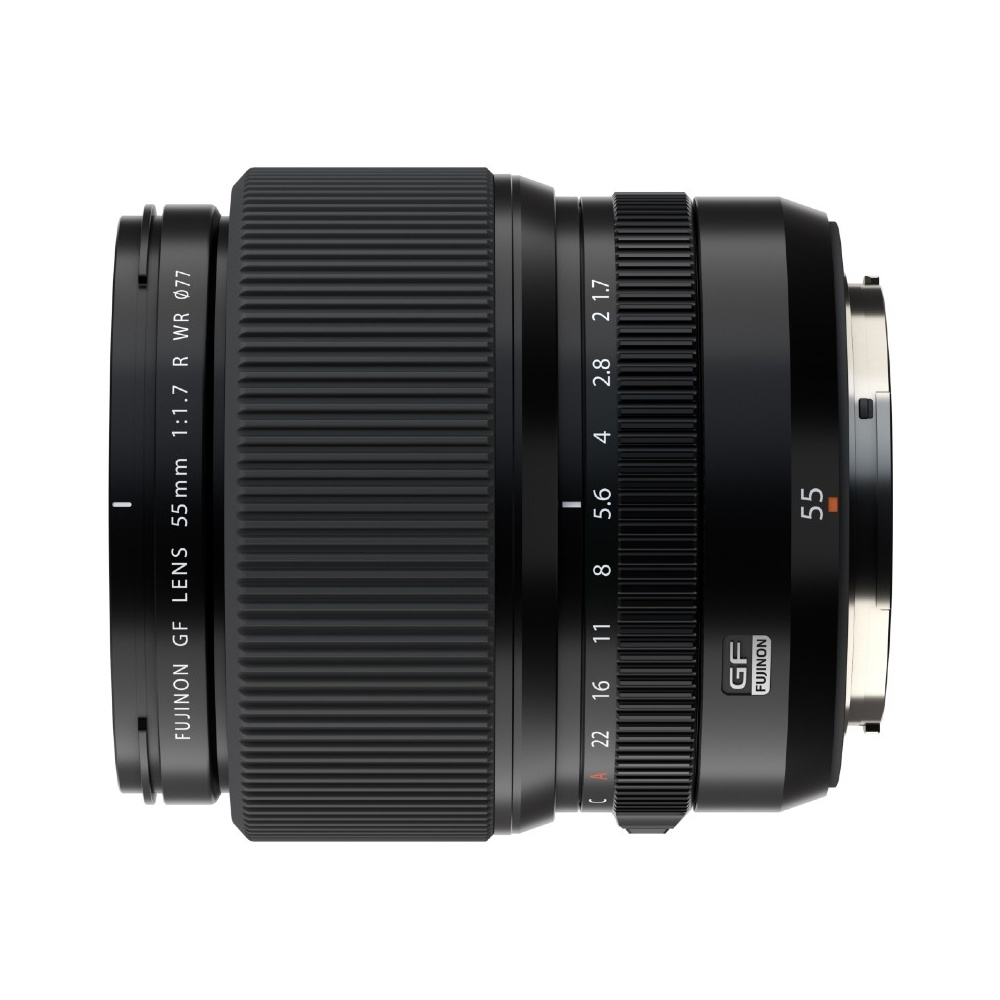 Czarny obiektyw Fujinon GF 55mm F1.7 z pierścieniami ostrości i przysłony na białym tle.