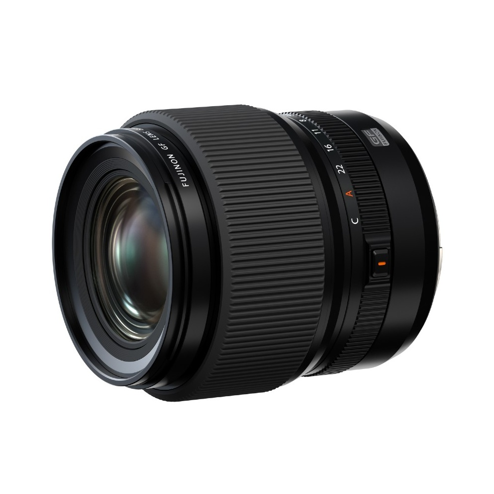 Czarny obiektyw aparatu z pierścieniami ostrości i przysłony na białym tle.