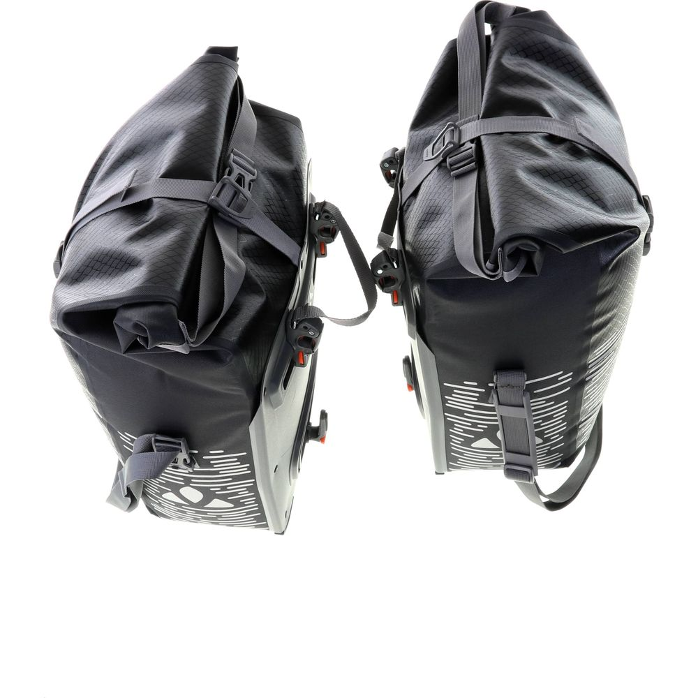 Deux sacoches de vélo noires avec sangles et boucles, sur fond blanc.