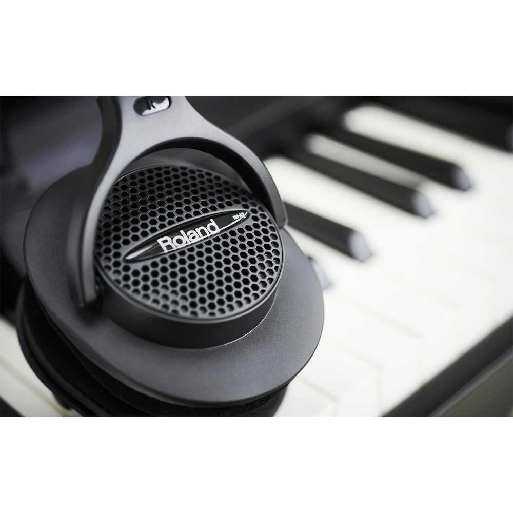 Casque Roland noir sur un clavier de piano.