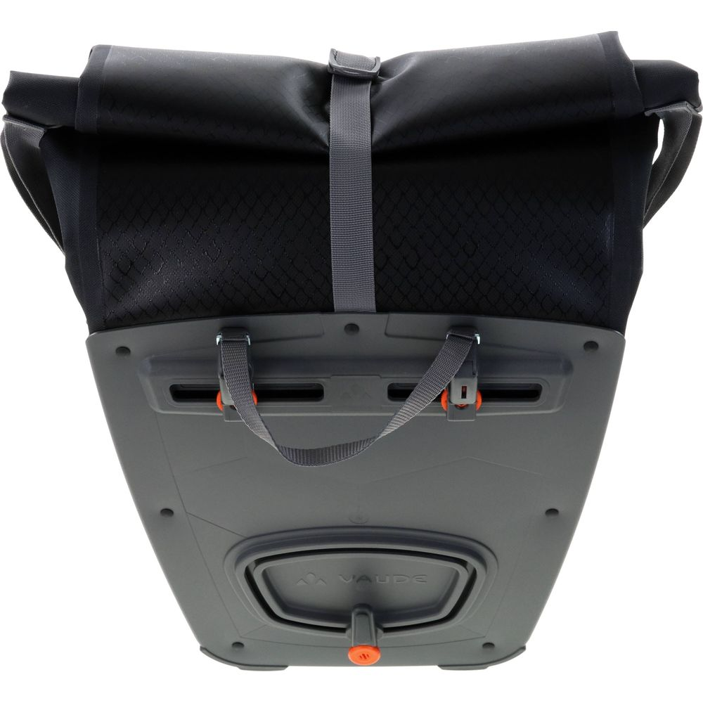 Sacoche de vélo noire avec fixation à clic et logo Vaude.