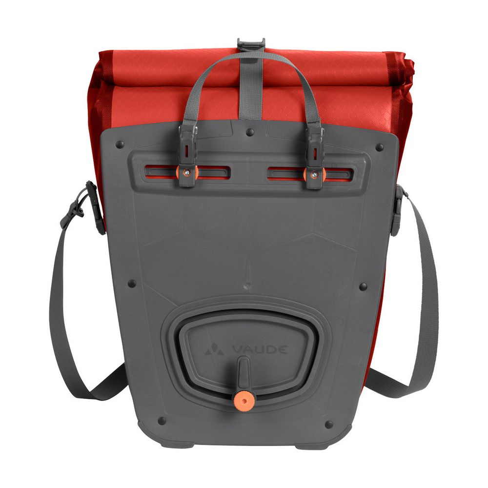 Arrière de sacoche de vélo rouge avec système de fixation gris et sangles.