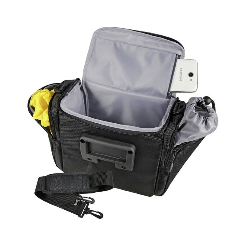 Sac noir avec compartiment ouvert, téléphone et objet jaune.