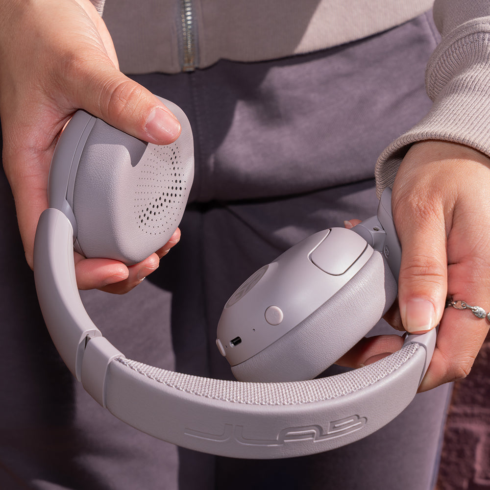 Casque gris avec bandeau en tissu tenu par des mains. Détails visibles.