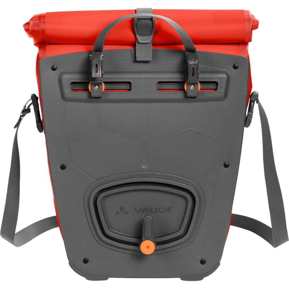 Sac de vélo rouge avec panneau arrière moulé gris et sangles.