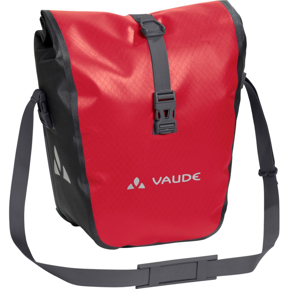 Sacoche de vélo rouge et noire avec sangles et boucles grises. Logo VAUDE.