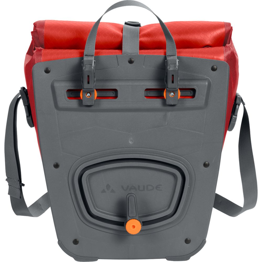 Sac de vélo rouge avec système de fixation gris et accents orange.
