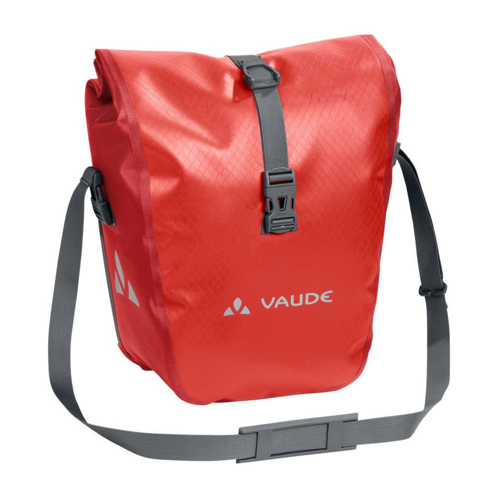 Sac de vélo rouge avec sangles et boucles grises, logo VAUDE.