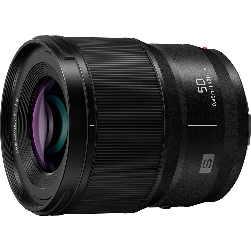 Ein schwarzes Kameraobjektiv mit Fokusringen und Beschriftungen wie 50mm.