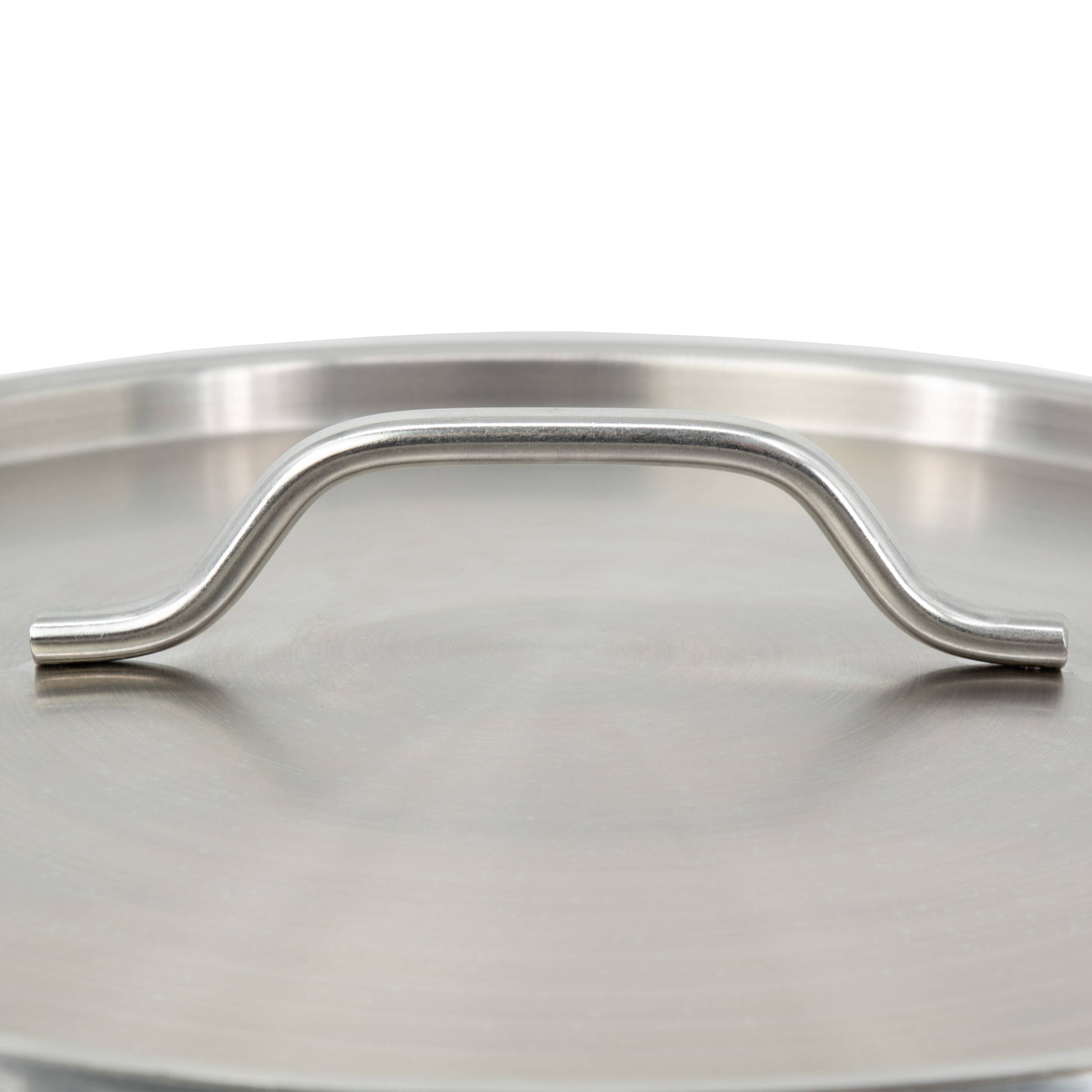 Een zilveren handvat is gemonteerd op een metalen pan deksel.