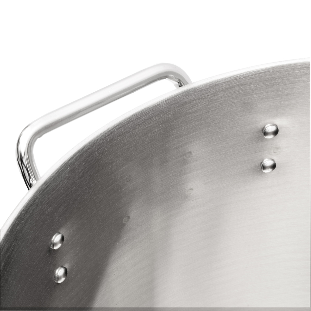 Close-up van een zilveren kookpot met handvat en klinknagels.