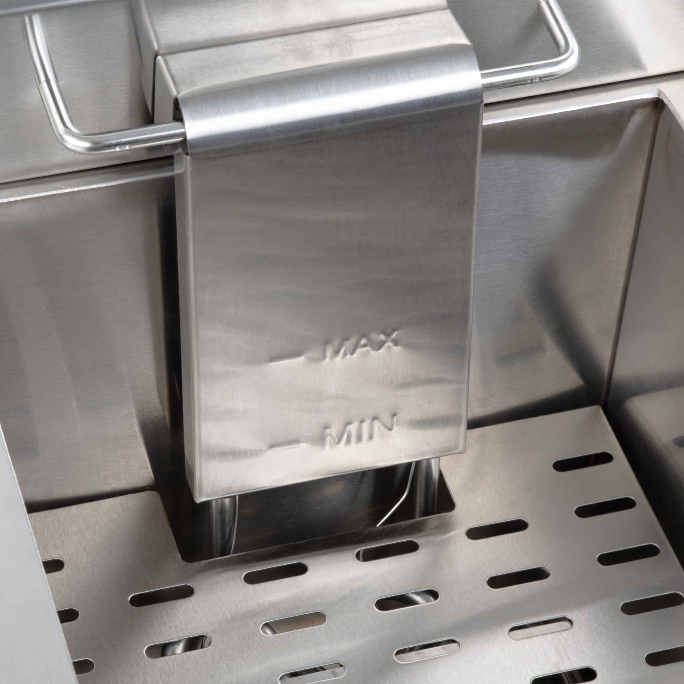 A stainless steel container with MAX and MIN level indicators.