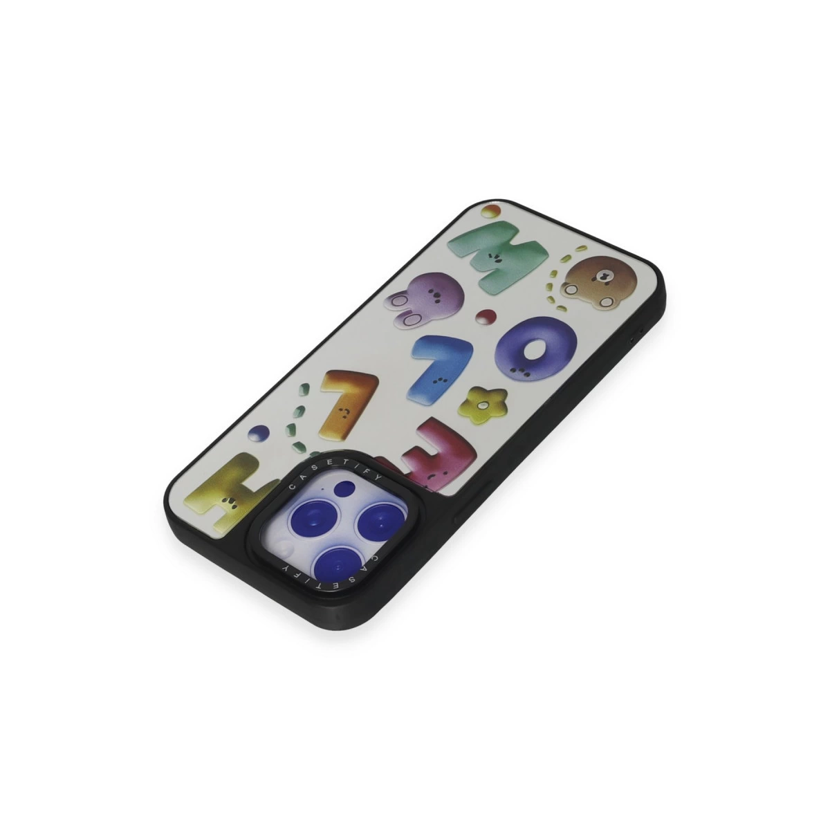 Beyaz arka plan üzerinde renkli harf ve sayılarla iPhone kılıfı.