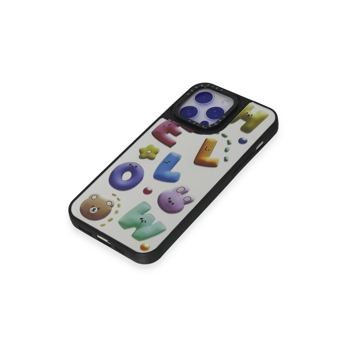 Beyaz arka plan üzerinde renkli harfler ve hayvan motifleri olan iPhone kılıfı.