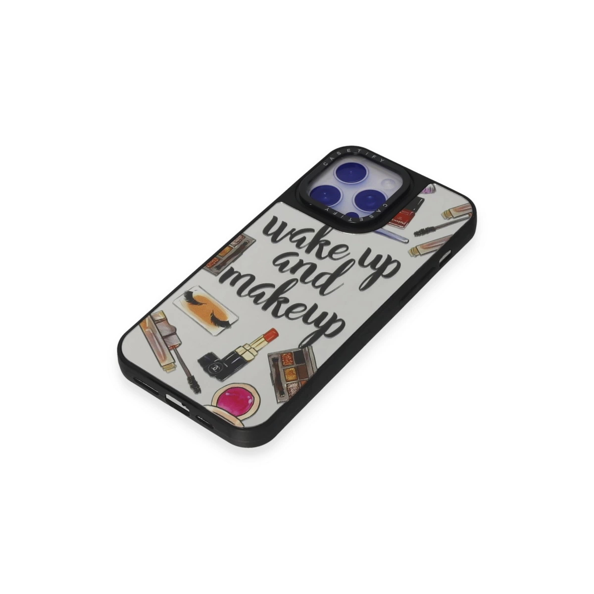 Üzerinde "wake up and makeup" yazısı ve çeşitli makyaj malzemeleri bulunan bir iPhone kılıfı.