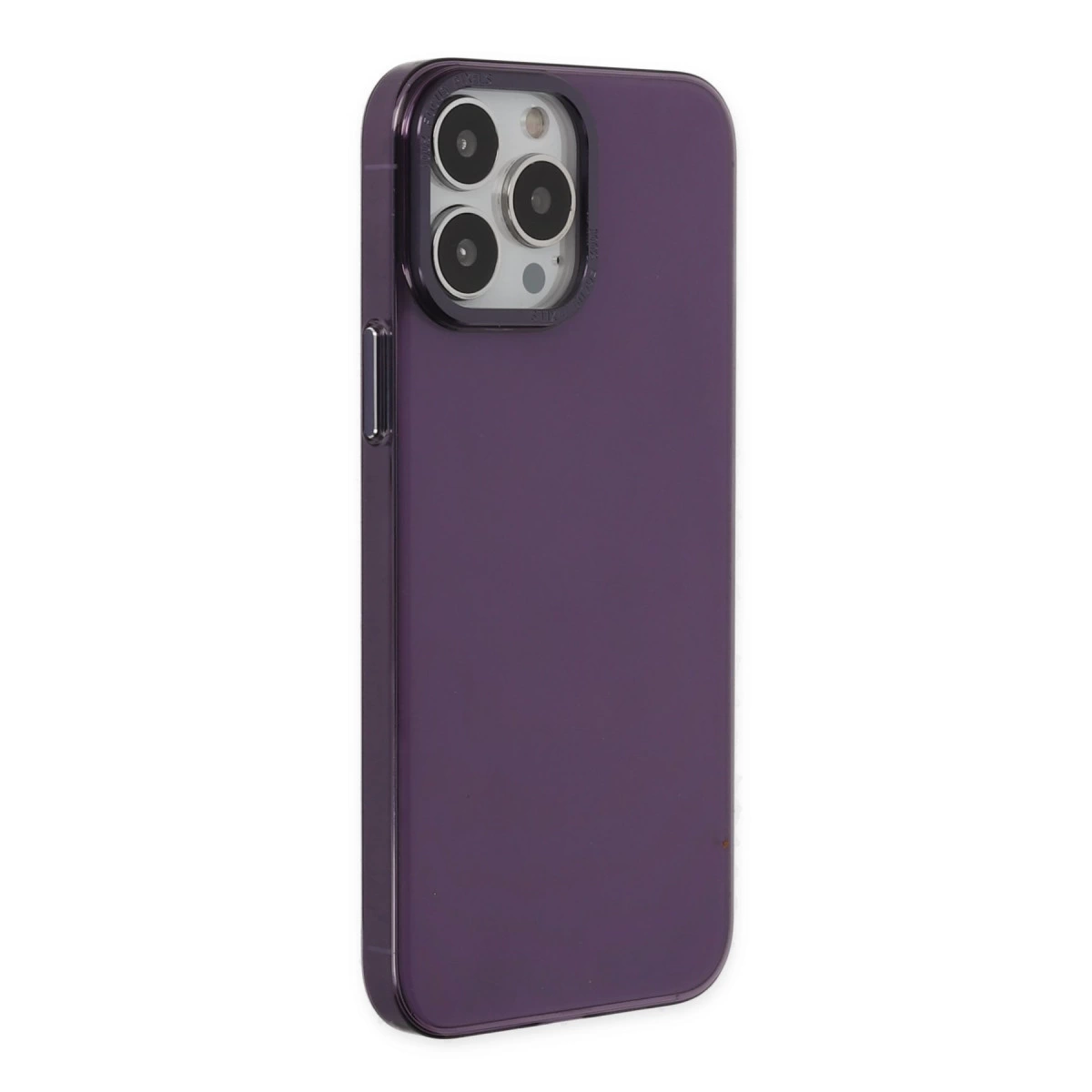 Beyaz arka plan üzerinde üçlü kamera kurulumuna sahip mor iPhone kılıfı.