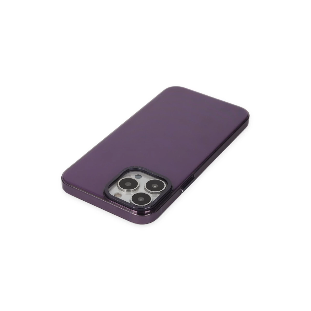 Beyaz arka plan üzerinde üç kameralı mor telefon.