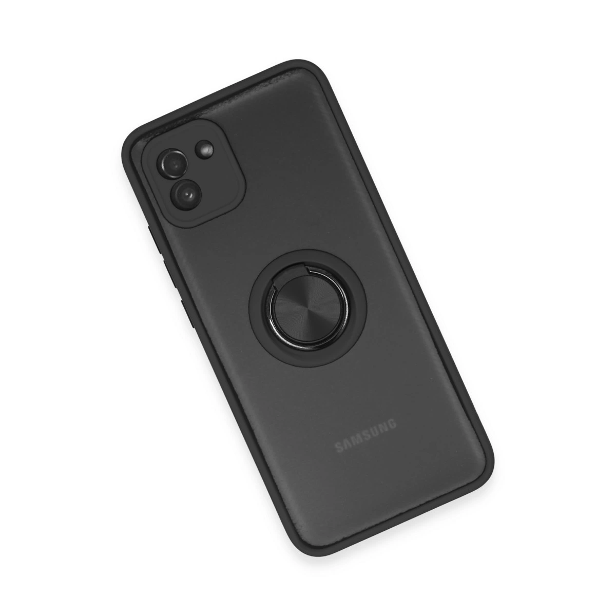 Arkada halka tutuculu ve üç kameralı siyah telefon.
