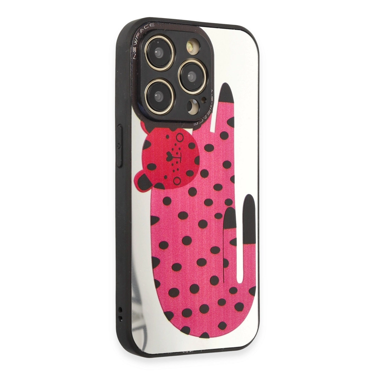 Siyah puantiyeli pembe telefon kılıfı ve kırmızı kedi illüstrasyonu.