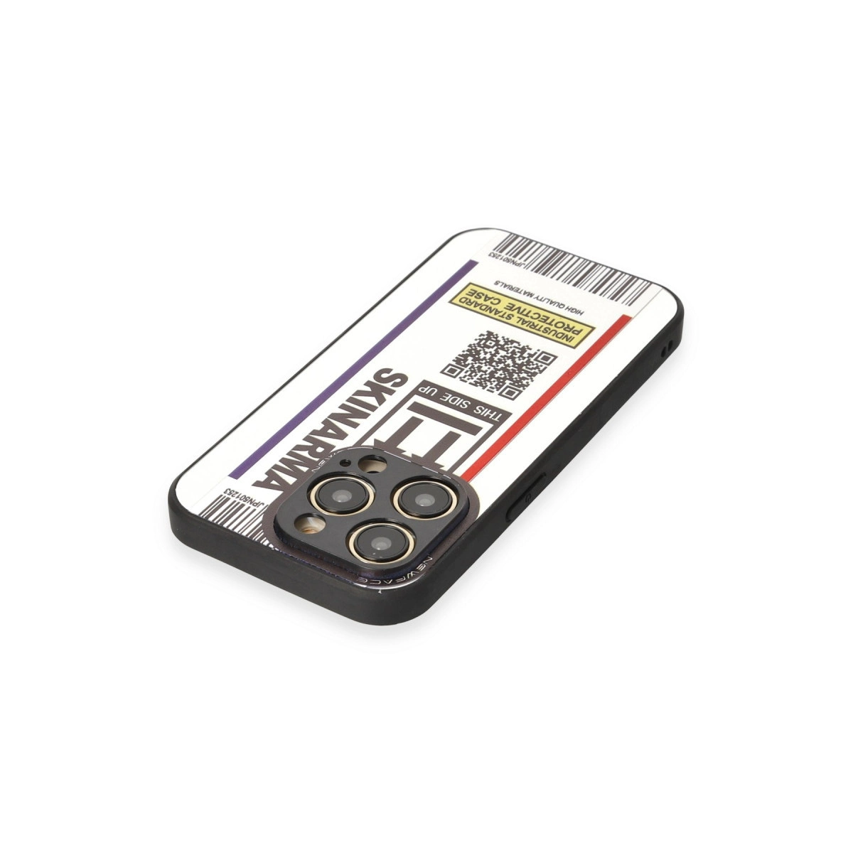 Üç kamera lensli, beyaz etiket baskılı siyah telefon kılıfı.