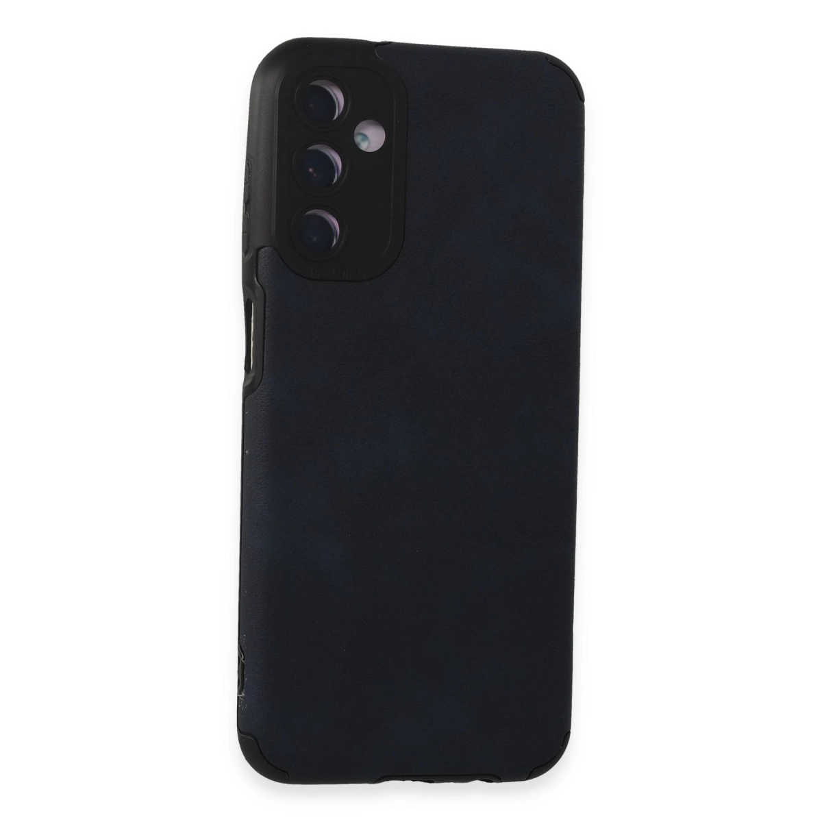 Arkada üç kamera lensi ve flaşı olan siyah telefon kılıfı.