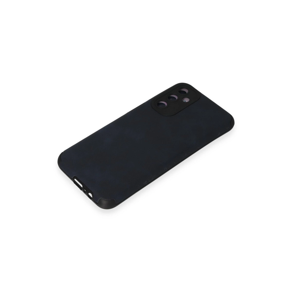Beyaz arka plan üzerinde üçlü kamera lensli siyah telefon kılıfı.