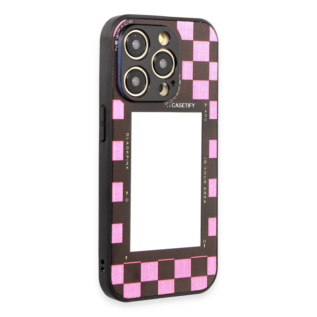 Pembe kareli desenli, kamera oyuntulu ve beyaz dikdörtgenli siyah telefon kılıfı.