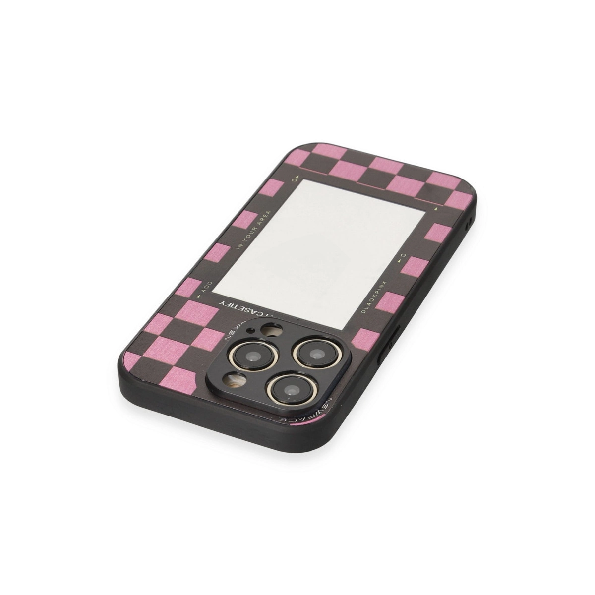 Üç kameralı, pembe kare desenli siyah telefon kılıfı.