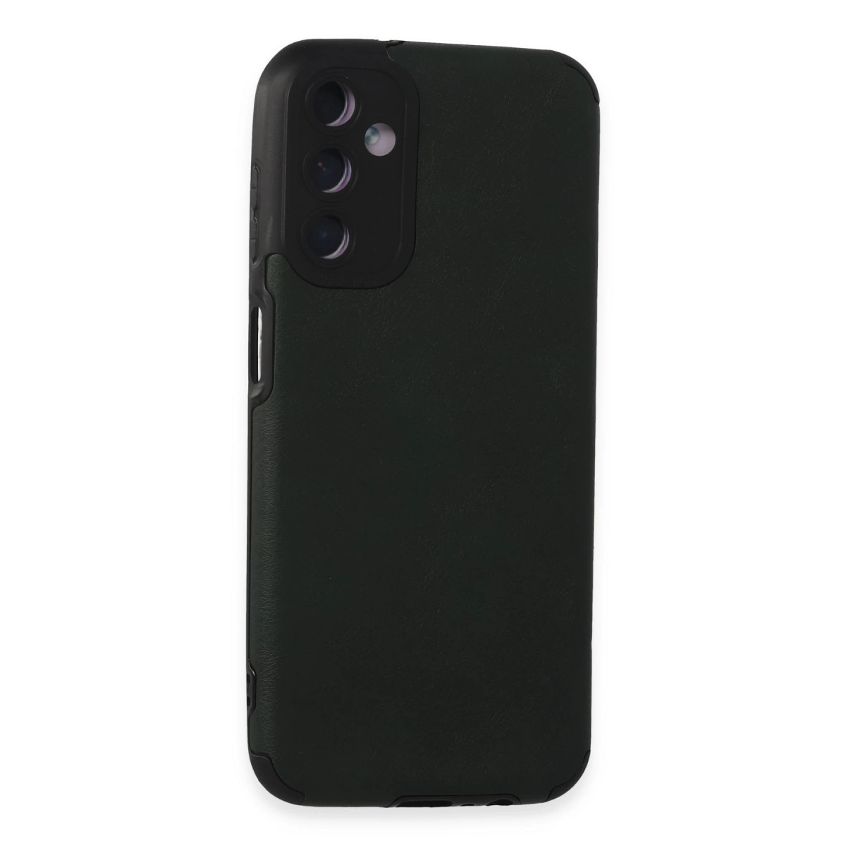 Üçlü kamera oyuntulu koyu yeşil telefon kılıfı, beyaz arka plan üzerinde.
