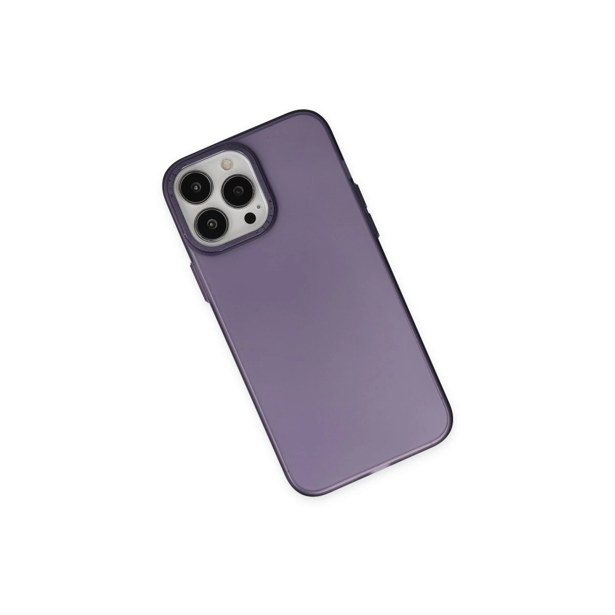 Üçlü kameraya sahip mor iPhone kılıfı, beyaz üzerinde izole edilmiş, yukarıdan görünüm.