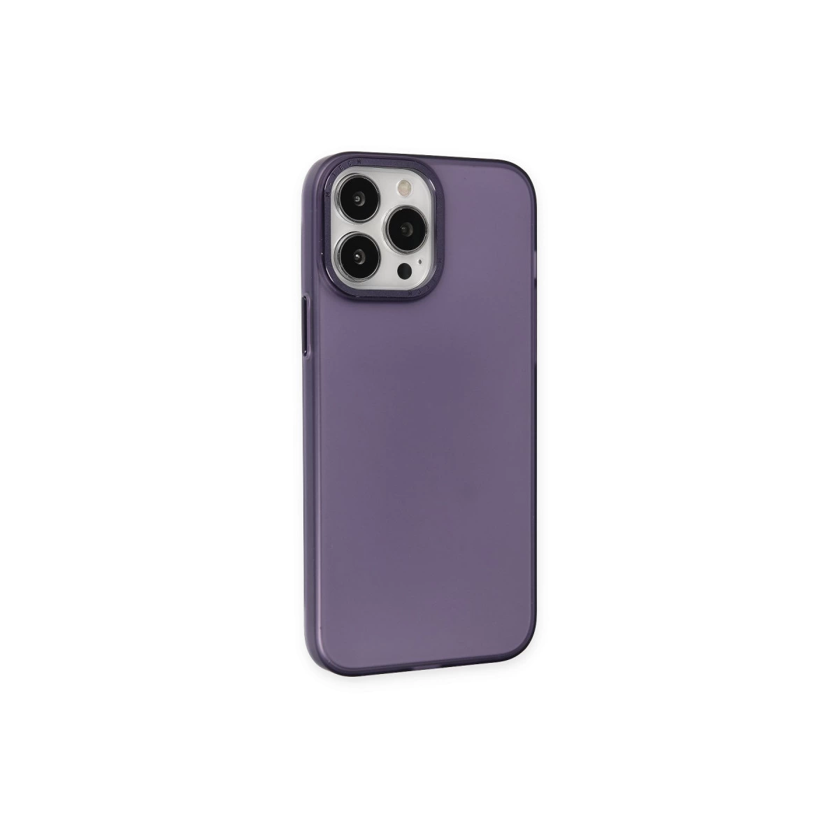 Beyaz arka plan üzerinde üçlü kameraya sahip mor iPhone kılıfı.