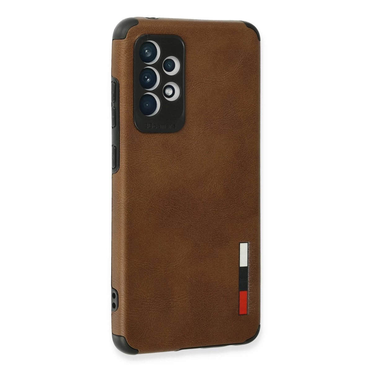 Üç lensli siyah kamera modülüne sahip kahverengi telefon kılıfı.