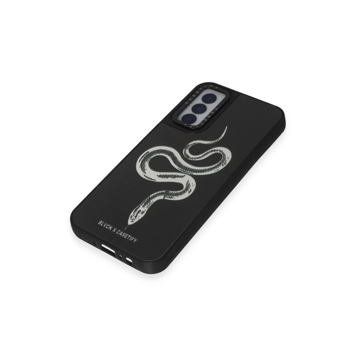 Gümüş yılan illüstrasyonlu ve kamera adacıklı siyah telefon kılıfı.