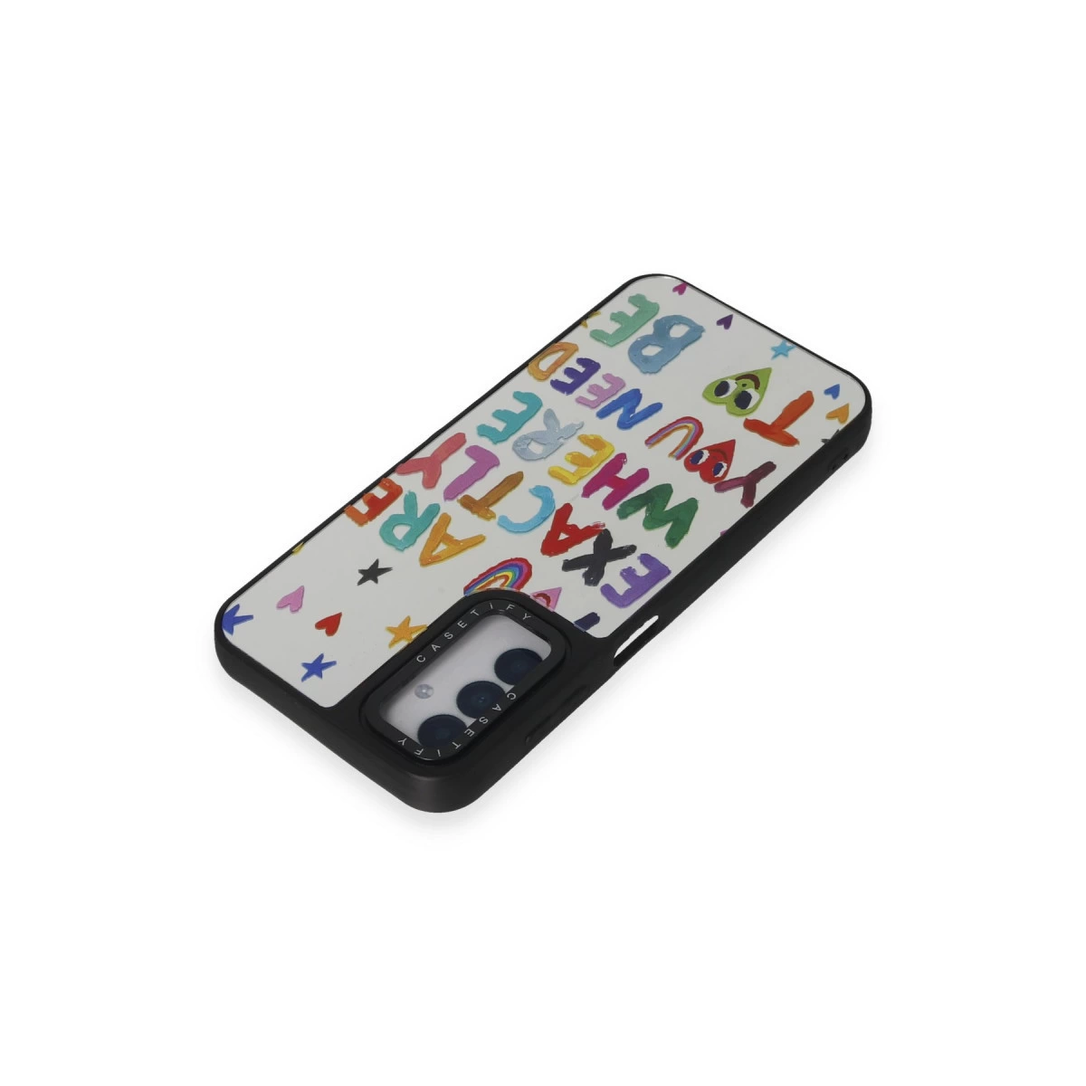 Renkli harfler ve yıldızlar içeren telefon kılıfı.