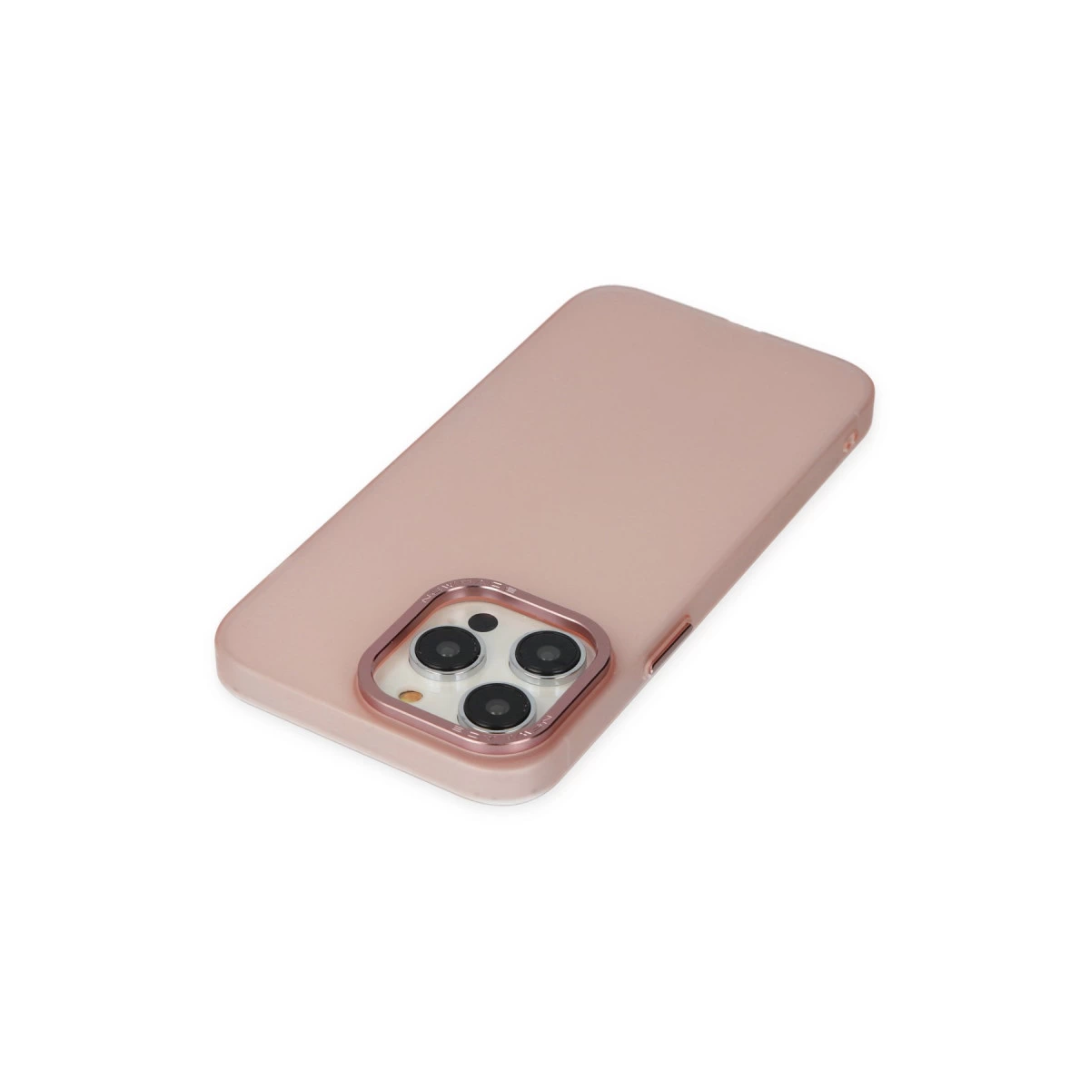 Beyaz arka plan üzerinde üç kamera lensli, gül altın rengi iPhone kılıfı.