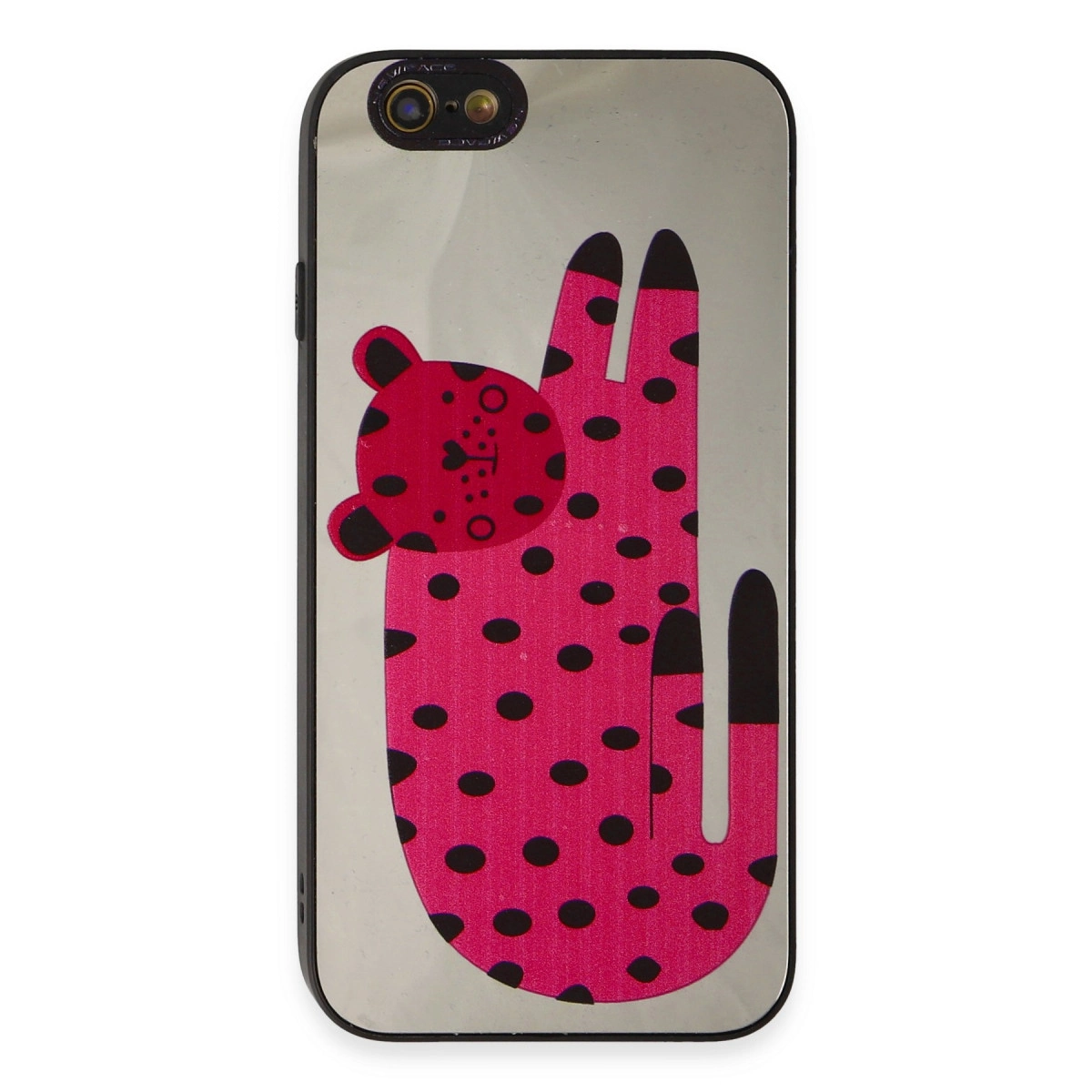 Siyah puantiyeli ve leopar desenli pembe telefon kılıfı.