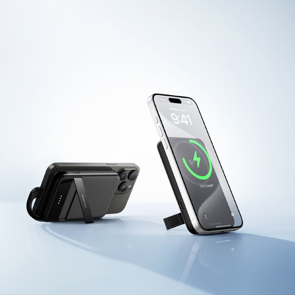 Dwa iPhone'y z akcesoriami do ładowania na niebieskiej powierzchni. Jeden naładowany w 75%.