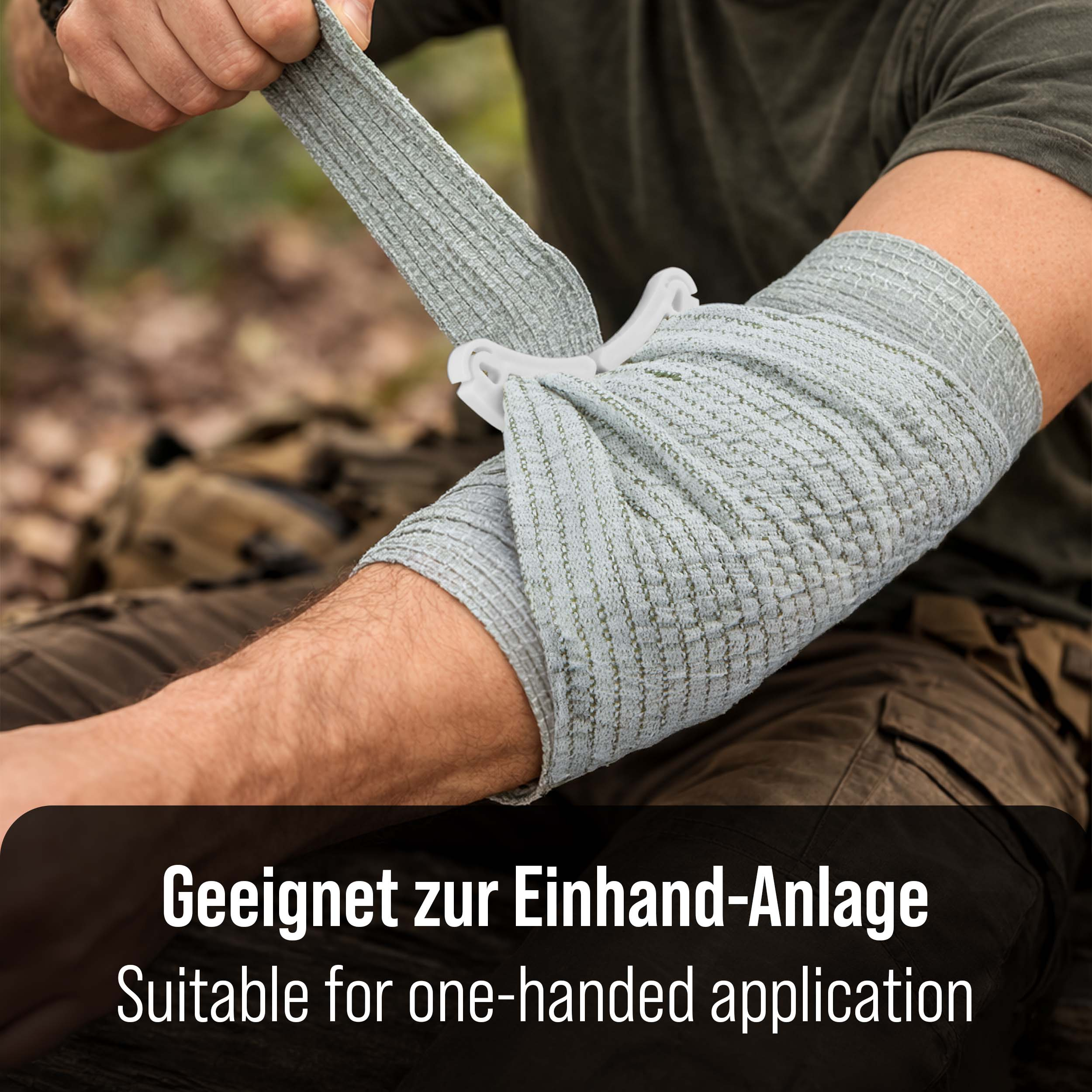 Mann wickelt sich eine graue Bandage um den Arm. Nur Einhand-Anlage.