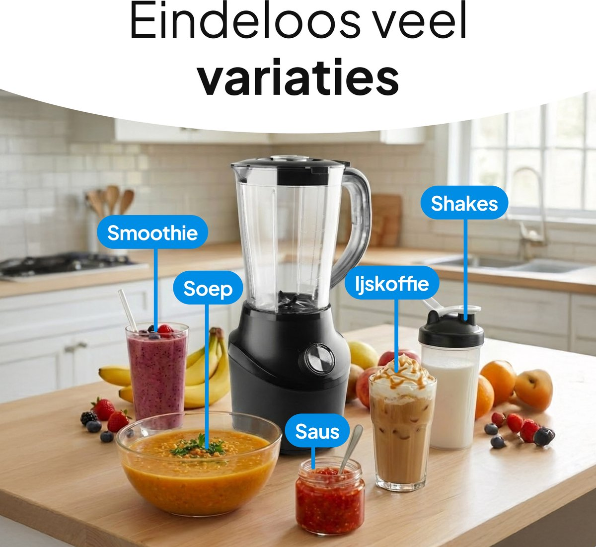 Een blender op een houten tafel met smoothie, soep, ijskoffie, saus en melk.
