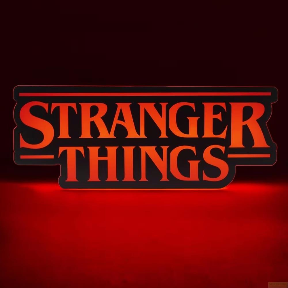 Logo Stranger Things świeci na czerwono na ciemnym tle.